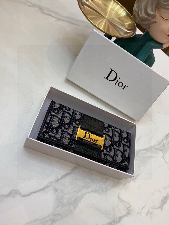 3999 Dior 专柜新款女士钱包 三折款 原版帆布配顶级牛皮 原版质量做工 小身躯 大容量 超级美哦