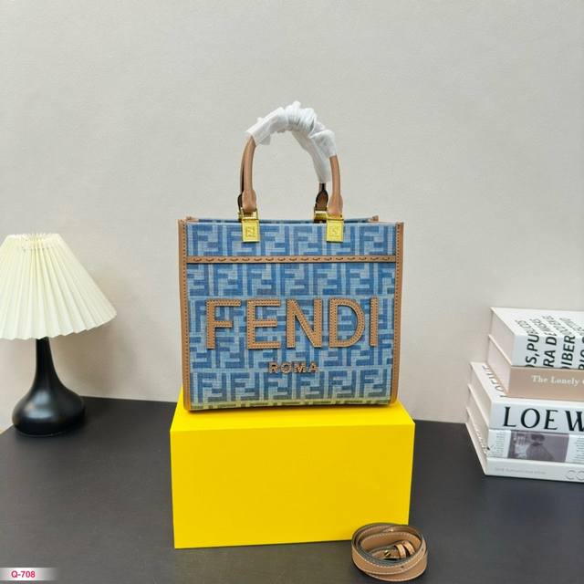 配折叠盒 Fendi 芬廸tote 2024春夏胶囊系列牛仔单宁设计，时髦又复古。 手提肩背都可以。实用百搭尺寸25.22Cm