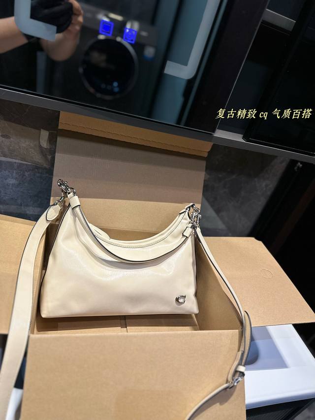 Coach 新款 Juliet Hobo 黑色油蜡皮全拉链饺子包蛋 闪亮的光泽釉，呈现满满复古甜酷感 夏日战包准备好了吗 尺寸30 16Cm