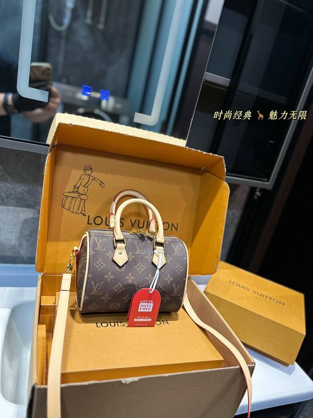 Lv Speedy Nano 枕头包 这款retiro 手袋以标志性的lv老花面料制成，搭配奢华的变色牛皮饰边，经典永恒。优雅低调的外形设计和宽敞的包 全包对花