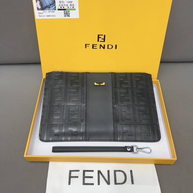 Fendi 芬迪 压花牛皮手拿包男士手包 采用精湛镶嵌细工，实物拍摄 原厂原版面料 配送防尘袋 26 X 18 Cm。