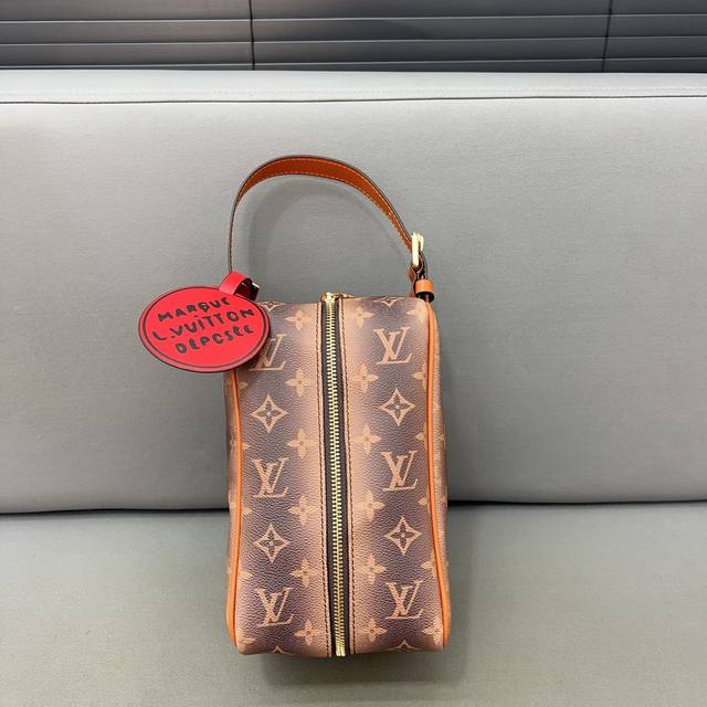 Louisvuitton 路易威登 24Fw 化妆包 洗漱袋 手拿包 采用精湛镶嵌细工，经典百搭 实物拍摄 原厂原版面料 配送防尘袋 礼盒 12 X 22 Cm