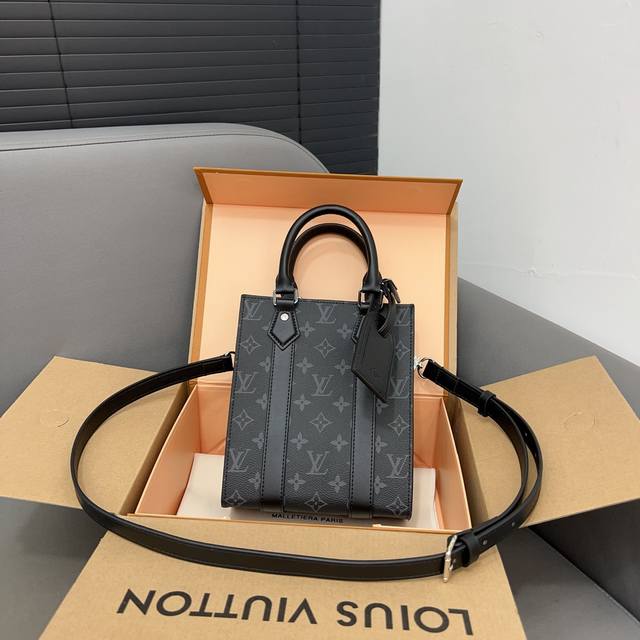 Louisvuitton 路易威登 Sac Plat Mini 迷你托特手袋 印花手提包 男士公文包 采用精湛镶嵌细工，经典百搭 实物拍摄 配送防尘袋 飞机折叠