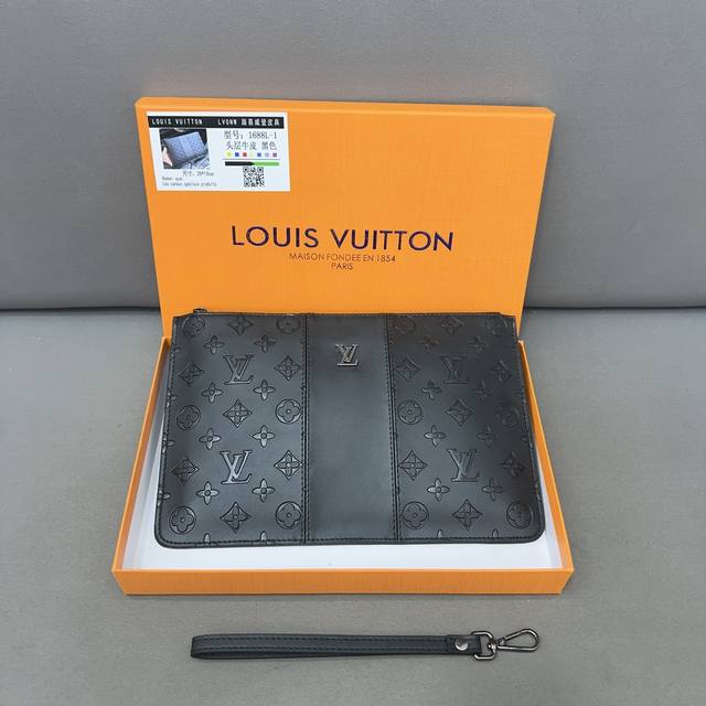 Louisvuitton 路易威登 压花牛皮手拿包男士手包 采用精湛镶嵌细工，实物拍摄 原厂原版面料 配送防尘袋 26 X 18 Cm。