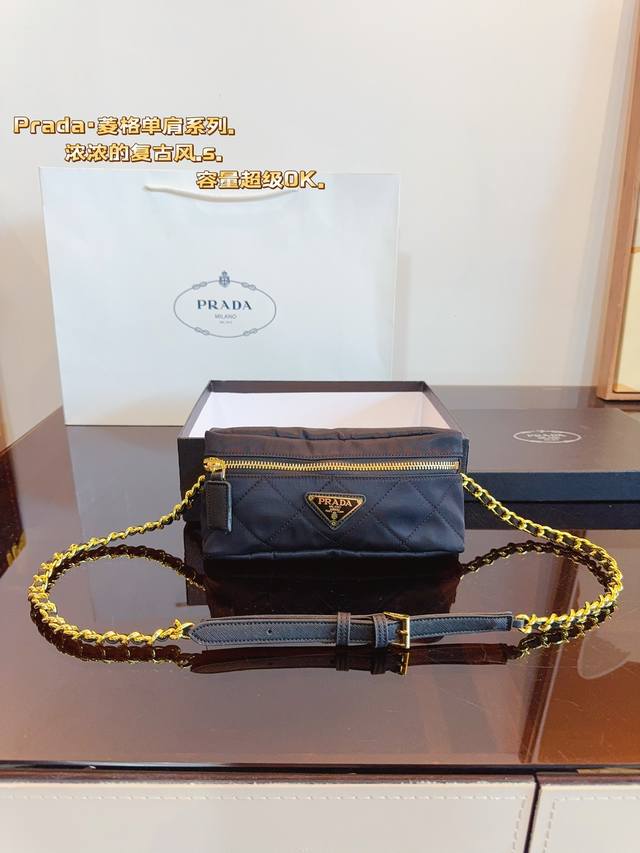 配礼盒 Prada 普拉达 新款大牌尼龙斜挎 你们千呼万唤的款。质量超b Pk专柜品质 美妞必留款 趁着现货 抓紧留 尺寸：21*3*10Cm