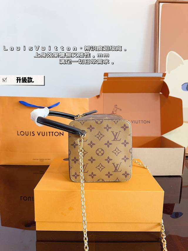 配礼盒 Lv 走秀款骰子包 也可叫做 方块包 New Square Bag 此款 可拎 可挎容量大 不得不说盒子包真的是lv 最有创意之作 尺寸：15*15*1 - 点击图像关闭