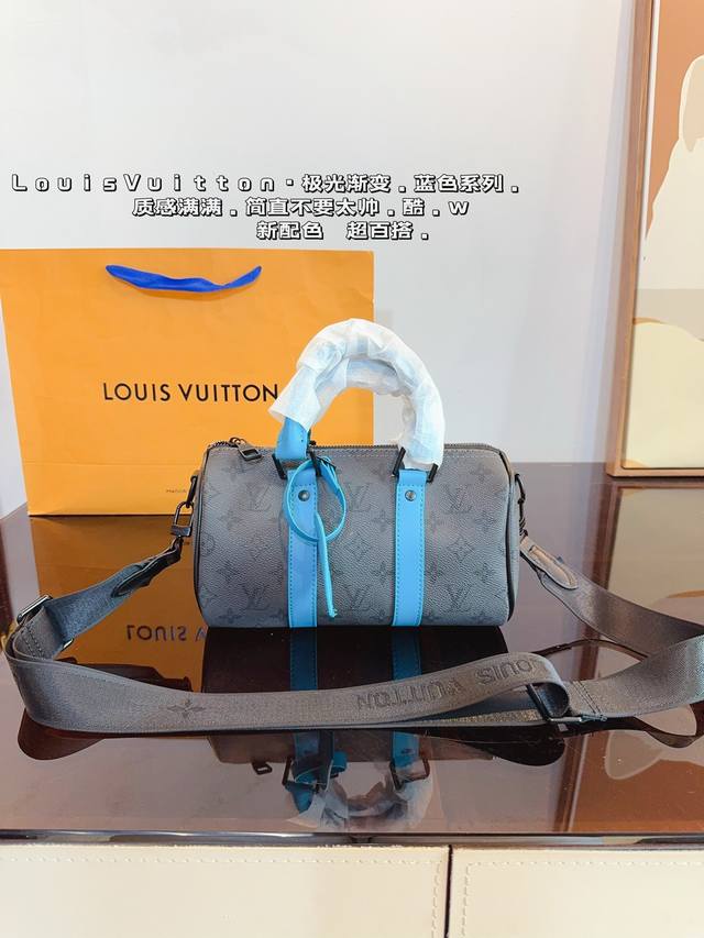 Lv Speedy 枕头包 这款retiro 手袋以标志性的lv老花面料制成，搭配奢华的变色牛皮饰边，经典永恒。优雅低调的外形设计和宽敞的包 .尺寸：25*11