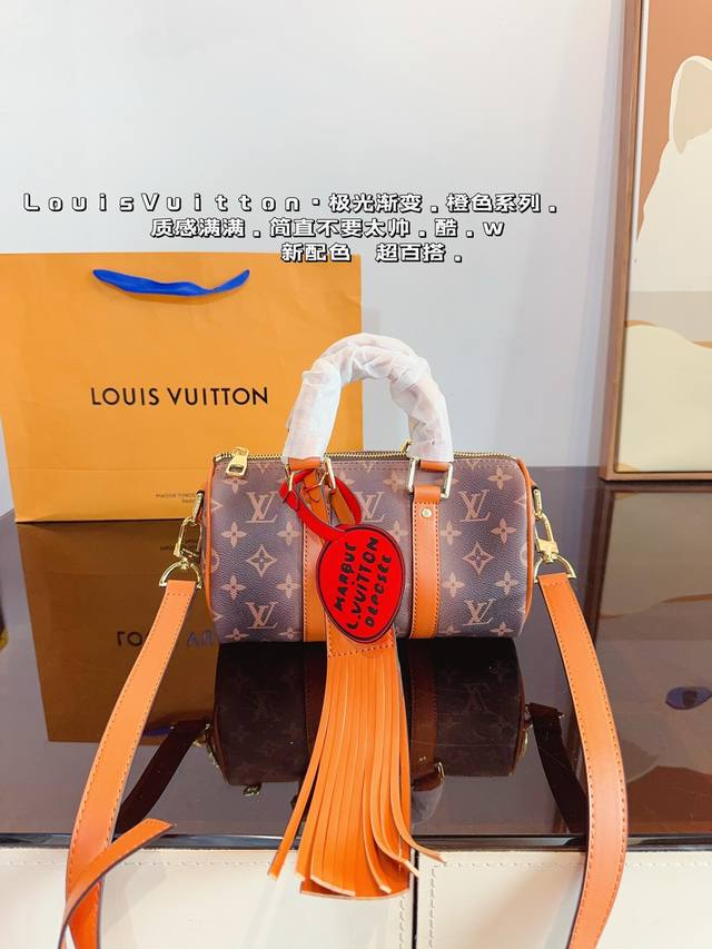 Lv Speedy 枕头包 这款retiro 手袋以标志性的lv老花面料制成，搭配奢华的变色牛皮饰边，经典永恒。优雅低调的外形设计和宽敞的包 .尺寸：25*11