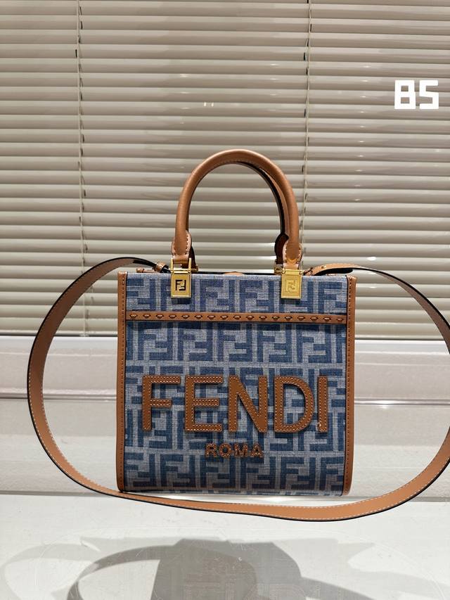 全新 Size Shine Tote Fendi Tote 托特包“阳光手提袋” 简单宇母logo 设计，琥珀色双手柄是整个包包最大焦点，单拧着就很有气场，也不