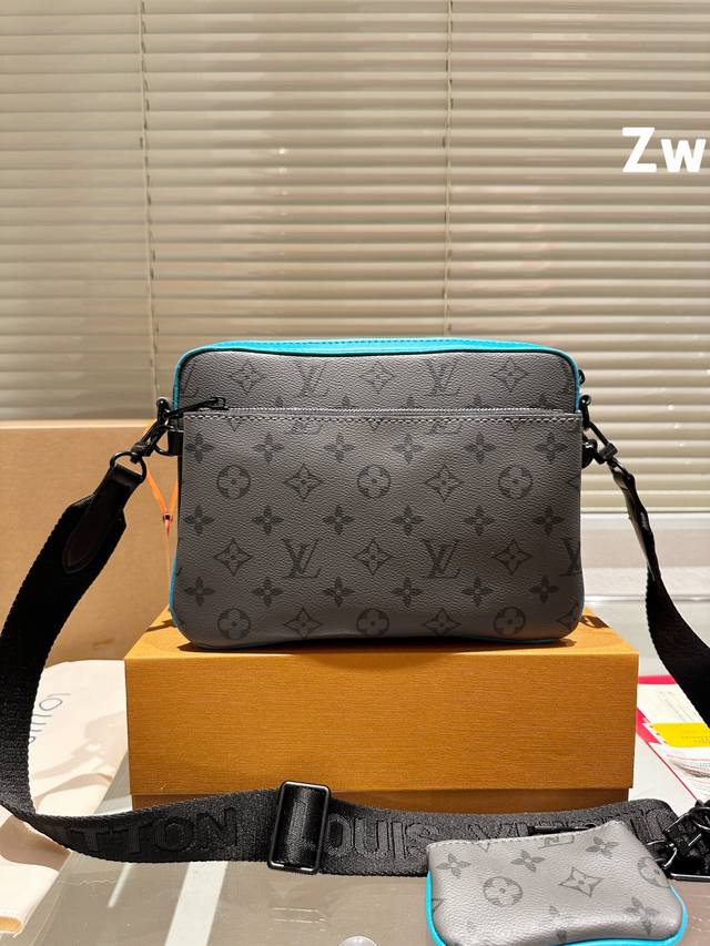 Lv Outdoor邮差包 规格:L26.0Xh20.0Xw10.5Cm 男包推荐~Iv Outdoor邮差包害 通勤包必备款，真的很推荐这款，可以斜挎，可以单