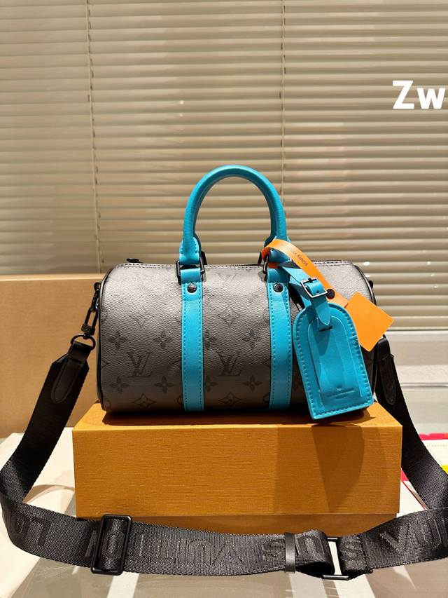 男帅女飒！！Lv Keepall25 路易威登 Keepall 25 灰色 时髦与酷酷并存 灰色老花有辨识度又低调 City的行李牌整个包包有不单调 尼龙宽肩带