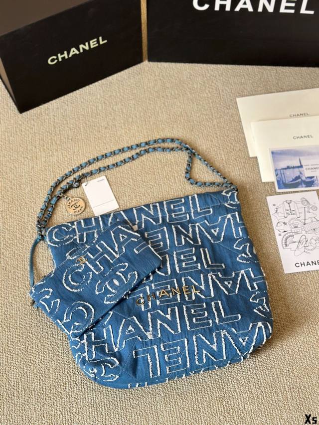 原版丹宁 Chanel 22Bag 以数字命名的“垃圾袋” 2021 年10 月，Chanel 品牌艺术总监virginie Viard在2022年春夏 时装秀