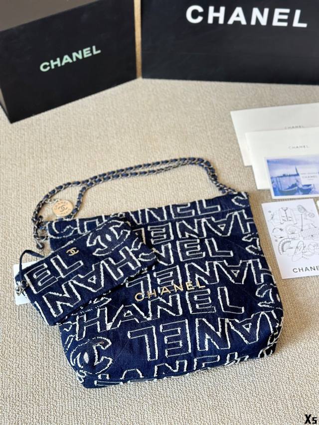 原版丹宁 Chanel 22Bag 以数字命名的“垃圾袋” 2021 年10 月，Chanel 品牌艺术总监virginie Viard在2022年春夏 时装秀