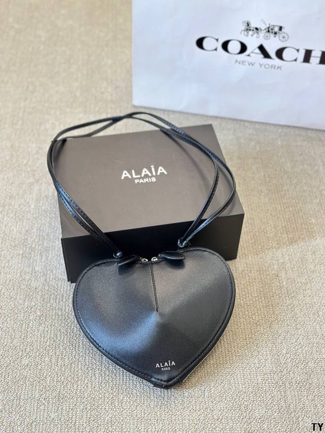 Alaia 爱心包，心随你动~ 多种使用方式，可当手拿晚宴包，另外肩带可调节长 度，斜背和单肩背都可以哦~ 尺寸21 18Cm