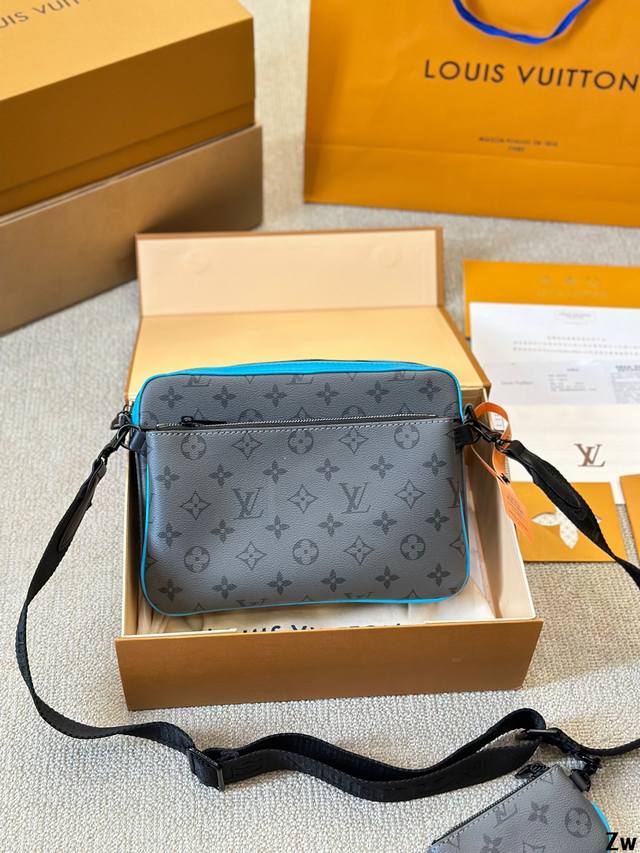 Lv Outdoor邮差包 规格:L26.0Xh20.0Xw10.5Cm 男包推荐~Iv Outdoor邮差包害 通勤包必备款，真的很推荐这款，可以斜挎，可以单