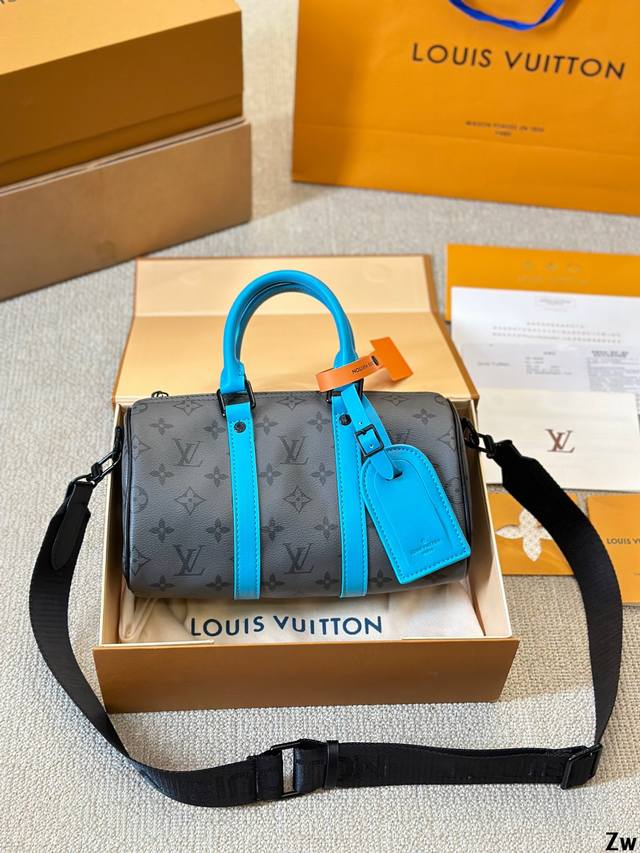 男帅女飒！！Lv Keepall25 路易威登 Keepall 25 灰色 时髦与酷酷并存 灰色老花有辨识度又低调 City的行李牌整个包包有不单调 尼龙宽肩带