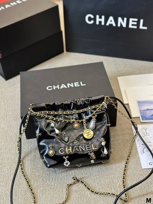 牛皮版本 Chanel 24S Mini 挂件徽章 22Bag 本季24S大爆款最時髦好看，可肩背，斜背，側背，手提，非常難買黑色金字款，耐看也最保值 这包太好