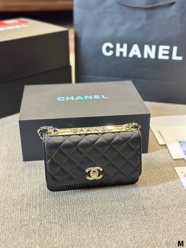 小羊皮 Chanel 19 Trendy Woc 发财包 小香牛皮最近好多明星都在背 Chanel 19 这款包是由老佛爷karl Lagerfeld 和 Ch