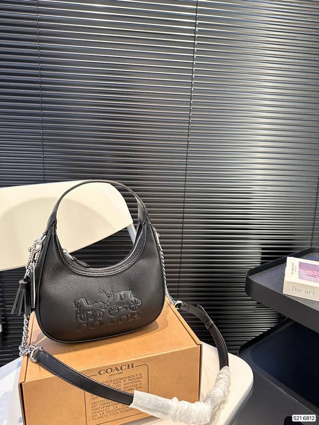 配飞机盒蔻驰腋下 Coach Coach蔻驰新品~春日单品 温柔色系soft Tabby 斜挎腋下包； 容量太合适了 日常出行 通勤都 尺寸21 11 货号68