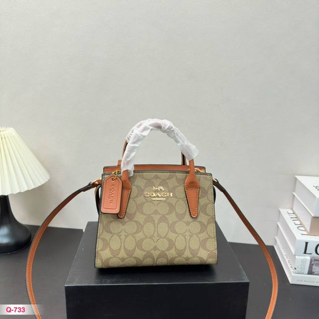 配折叠盒 蔻驰 Coach Andrea戴妃包 24春夏新品 好看的造型，简约大气不失典雅和时尚的外观风格 轻松驾驭多种场合和搭配风格 经典戴妃包款式更是紧跟流