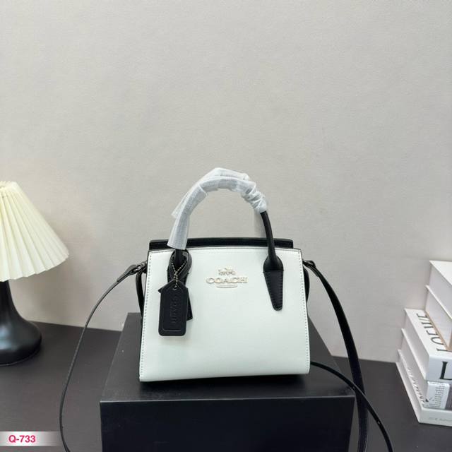 配折叠盒 蔻驰 Coach Andrea戴妃包 24春夏新品 好看的造型，简约大气不失典雅和时尚的外观风格 轻松驾驭多种场合和搭配风格 经典戴妃包款式更是紧跟流