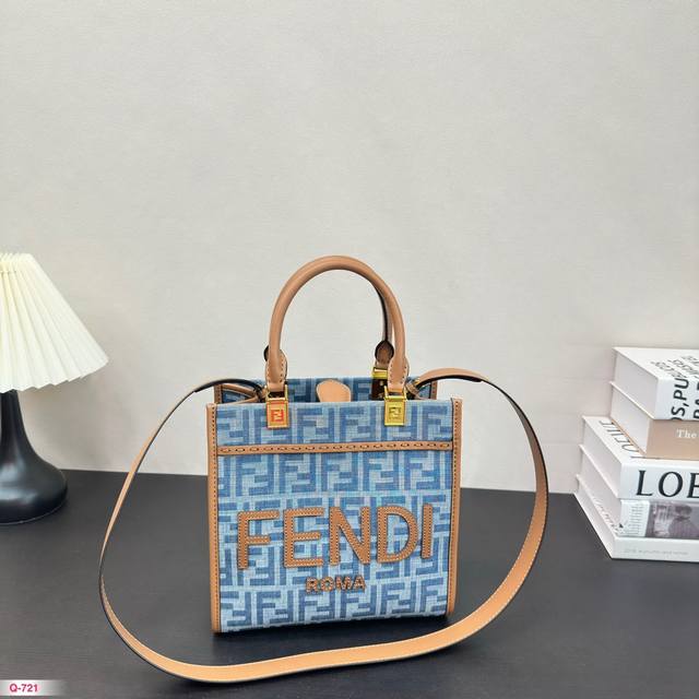 芬迪fendi Tote 托特包“阳光手提袋” 简单宇母 设计，琥珀色双手柄是整个包包最大焦点，单拧着就很有气场，也不勒手，肩带，整体复古感超强，非常适合喜欢复