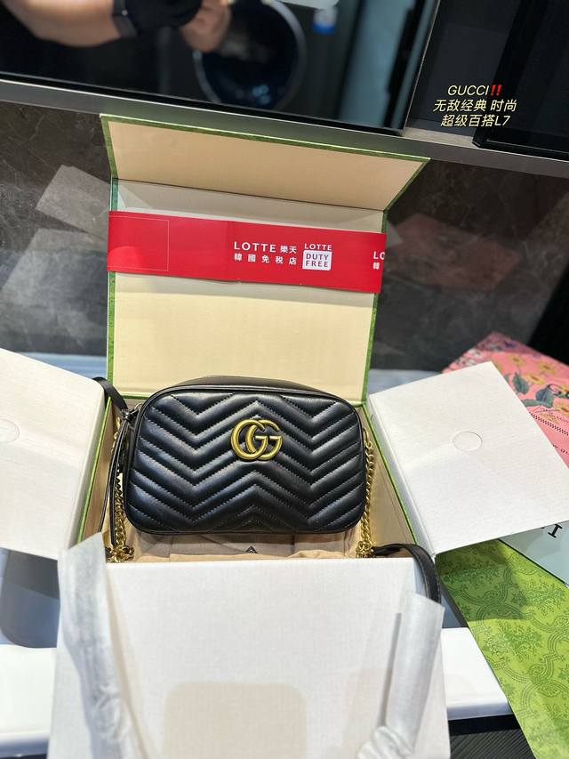 折叠礼盒 原单gucci Marmont So Black爆款相机包，Gucci专用原版皮，原版鹿皮内里、Zp品质！颇具结构感的包包。配以手工刺绣间面线细节，采