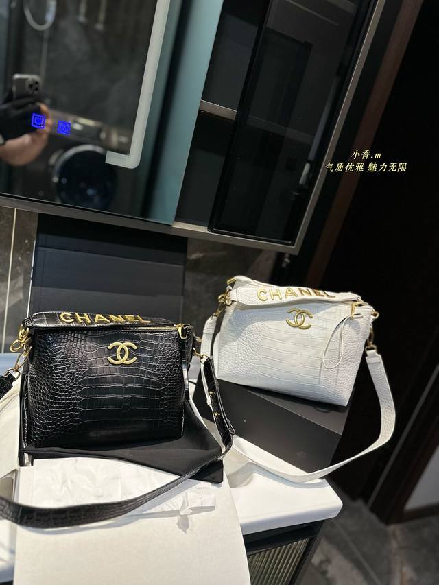 香奈儿 Chanel 斜挎包 手感超级好 原版五金 超级大牌 以华丽高贵的外形成为当下最炙手可热之作人手必备，明星热捧，精匠之作。尺寸 25 20