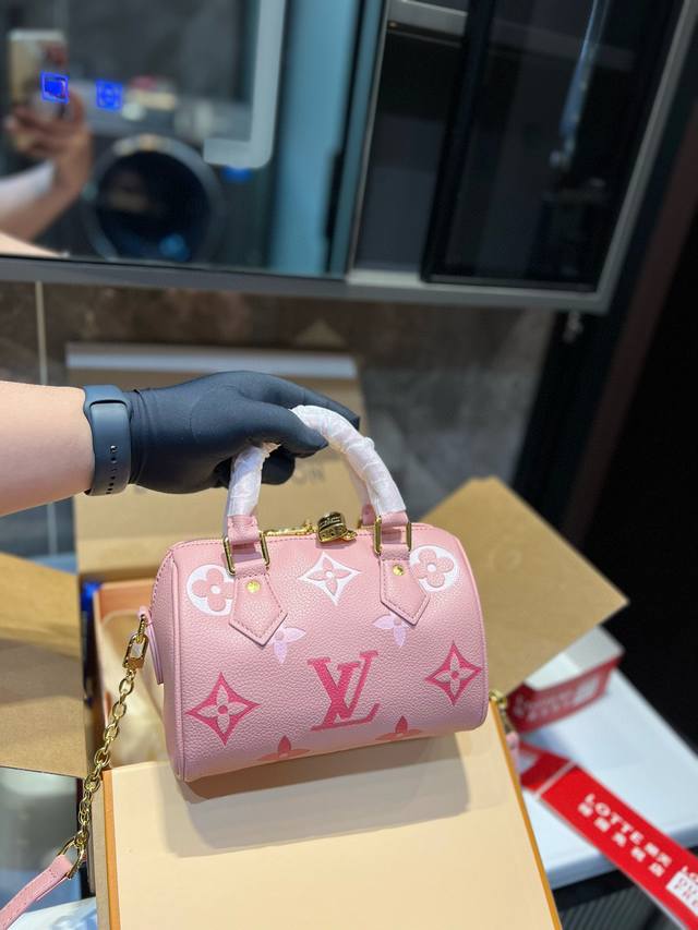 折叠礼盒 Lv Speedy 枕头包 无论版型 内里和专柜毫无差别 真正原版复刻 内里可拆卸 火遍全球的爆款机场大包 机车女神包 明星同款 贵气而充满活力的品牌