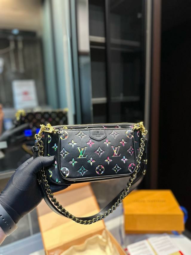 礼盒包装 Lv Multi Pochette三合一麻将包 Lv三件套麻将包 柔软的monogram面料+纯钢五金一包四用。可当钥匙包。小容量零钱包、大容量麻将包