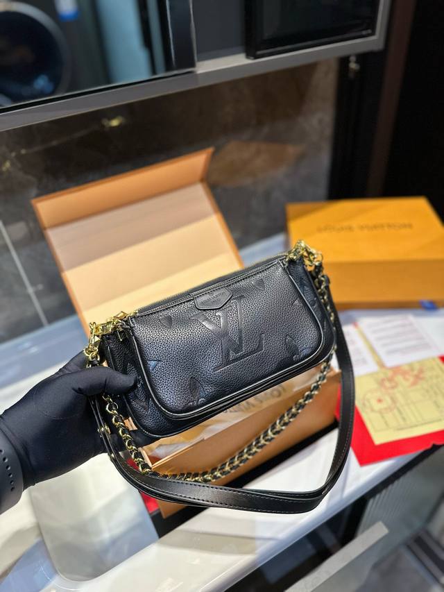 礼盒包装 Lv Multi Pochette三合一麻将包 Lv三件套麻将包 柔软的monogram面料+纯钢五金一包四用。可当钥匙包。小容量零钱包、大容量麻将包