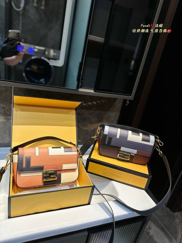 折叠礼盒 Fendi Baguette法棍包中号第一眼就觉得砸中了我。加上中号有一根较长的肩带，非常实用。中号的装两个手机，钱包，钥匙，墨镜，口红，粉饼都毫无压