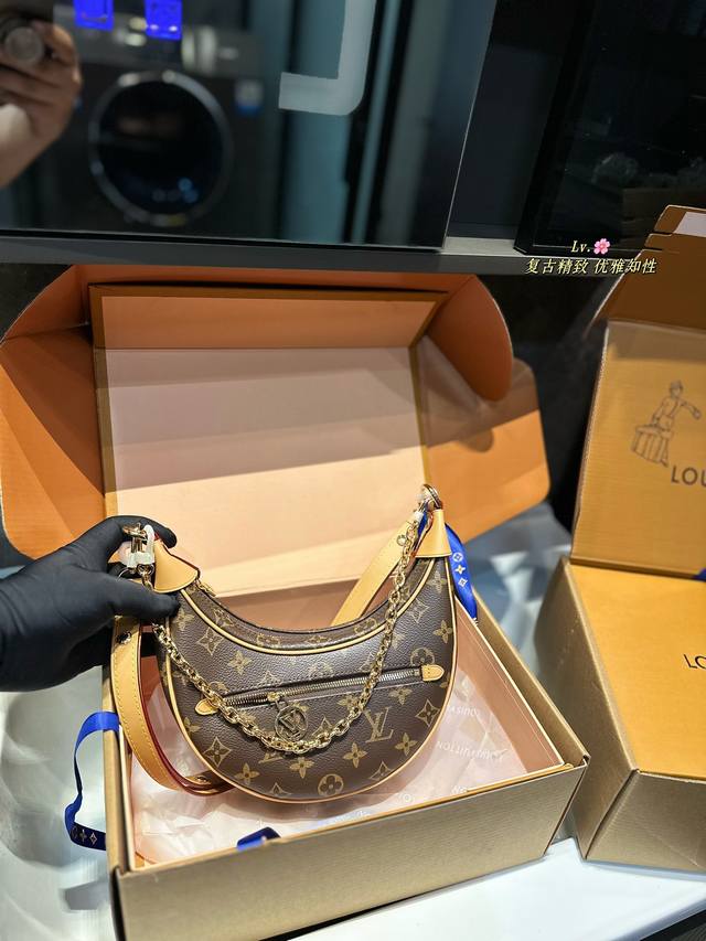 Lv Vitage 新款中古豌豆包 Lv Marel 中古包，最近lv中古包款式可以说的不能再了，大小非常合适呦！造型也很特别，肩带质感很舒服，不会勒肩，颜值与