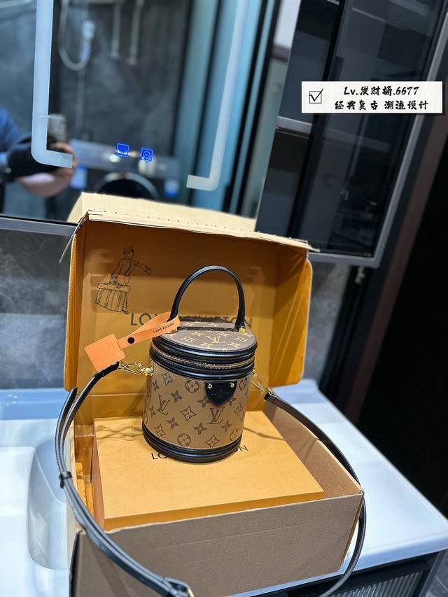 折叠飞机礼盒 Lv Canne 发家致富第一-步■入个lv发财桶使用率100%的这款lv圆桶 容量真的巨巨巨大++ 手机 粉饼 卡包都塞得下 怪不得总有人说它是