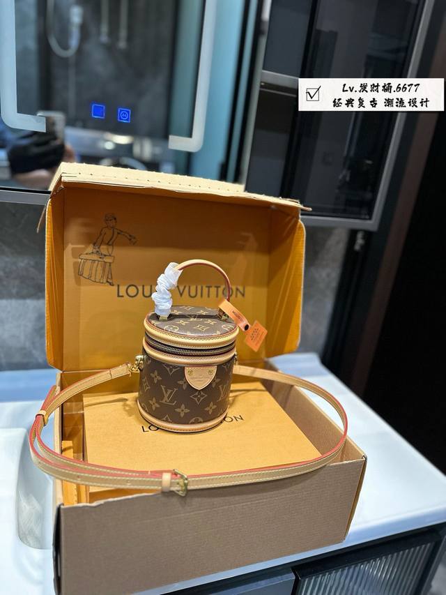 折叠飞机礼盒 2024最新款小发财桶 Lv Canne 发家致富第一-步■入个lv发财桶使用率100%的这款lv圆桶 怪不得总有人说它是“饭桶”品 包身硬挺耐用