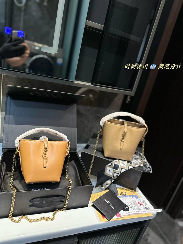 礼盒包装 Ysl Mini Hobo 新款水桶包，人人都在问这款 ＃ Rose 新宠 柔软亮面小牛皮材质有光滑的触感，外观明亮而富有光泽并能完美地反射光线。有多