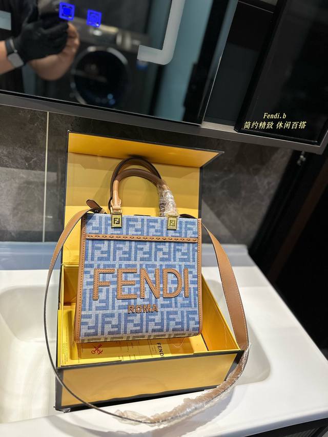 全新 Size Shine Tote Fendi Tote 托特包“阳光手提袋” 简单宇母logo 设计，琥珀色双手柄是整个包包最大焦点，单拧着就很有气场，也不