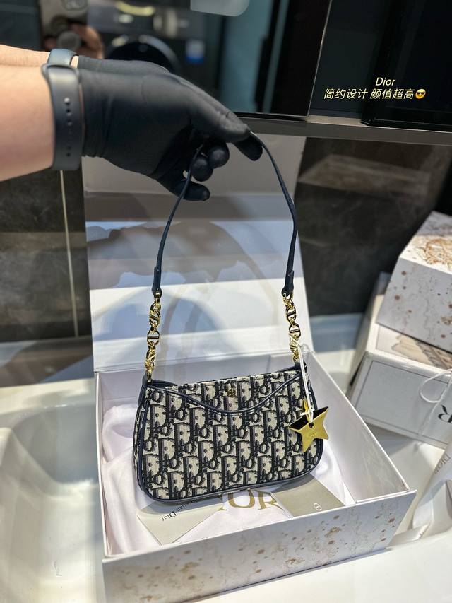 折叠飞机礼盒 Size：21*13Cm 迪奥hobo 三合一腋下包 三合一设计， 搭配两个可拆卸小包， 造型百变又实用！ 真的是低调但不经意间 Show出了一种