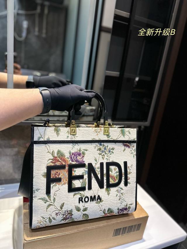 芬迪logo托特包fendi Tote 好看又酷炫的芬迪包包，渐变logo的设计。 Fendi托特包“阳光手提袋” 字母蛇皮logo手工缝线设计，玳瑁双手柄是整