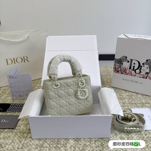 全套包装 原版皮 原版肩带 磨砂四格lady Dior 戴妃磨砂这只新出的磨砂系列真的太好看了吧！直直击中我的心脏、配上赠送的丝巾简直了！太般配了吧！！这个si