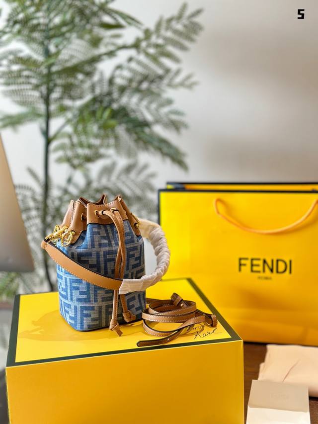 Fendi小号水桶手袋 Fendi Mon Tresor小号水桶手袋 2024年米兰时装周街拍中，潮人们背的最多的包包大概就是fendi芬迪的这款水桶包了。配有