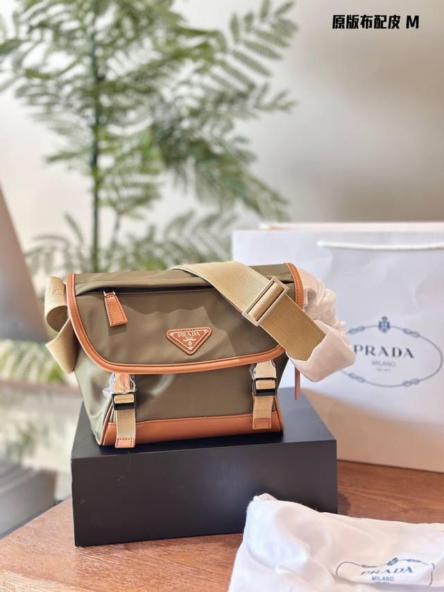 Prada Re-Nylon和皮革单肩包斜挎差包 高级防泼水面料, 盖头有一个拉链袋可以放手机等随身物品后面还有一个拉链袋，袋口双插扣 尺寸:底长20&袋口26