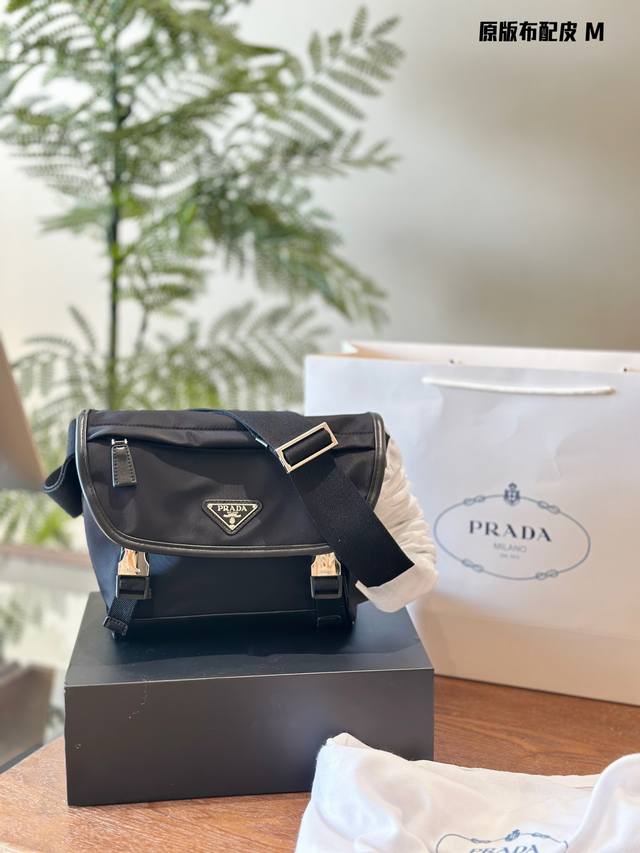 Prada Re-Nylon和皮革单肩包斜挎差包 高级防泼水面料, 盖头有一个拉链袋可以放手机等随身物品后面还有一个拉链袋，袋口双插扣 尺寸:底长20&袋口26 - 点击图像关闭