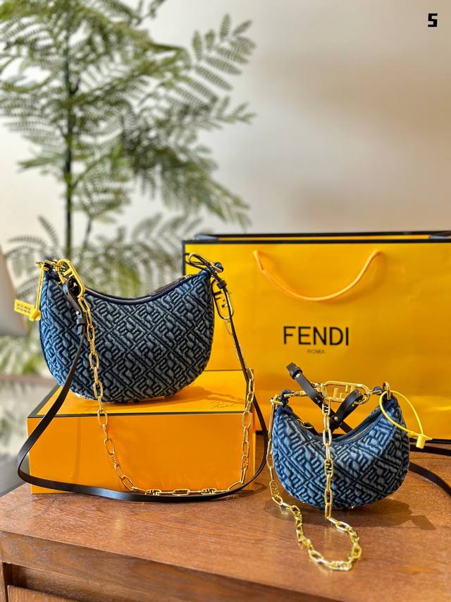 Fendi 丹宁刺绣 确认过眼神，这个气质包包拿捏住 设计非常气质简约回 我感觉确实是深色更加有气质女性韵味 包包上叠加了印花 在底下还有品牌logo的金属设计