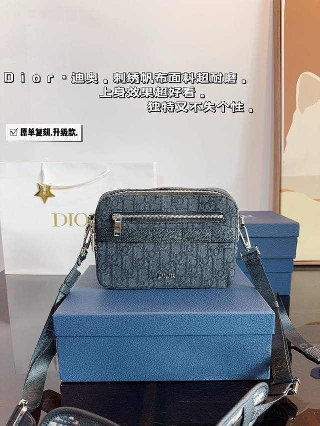 配礼盒 迪奥dior Safari相机包 百搭到没朋友 就是酷 时尚感超强 辦识度很高 方方正正很能装，上身也帅气尺寸：22*5*16Cm - 点击图像关闭