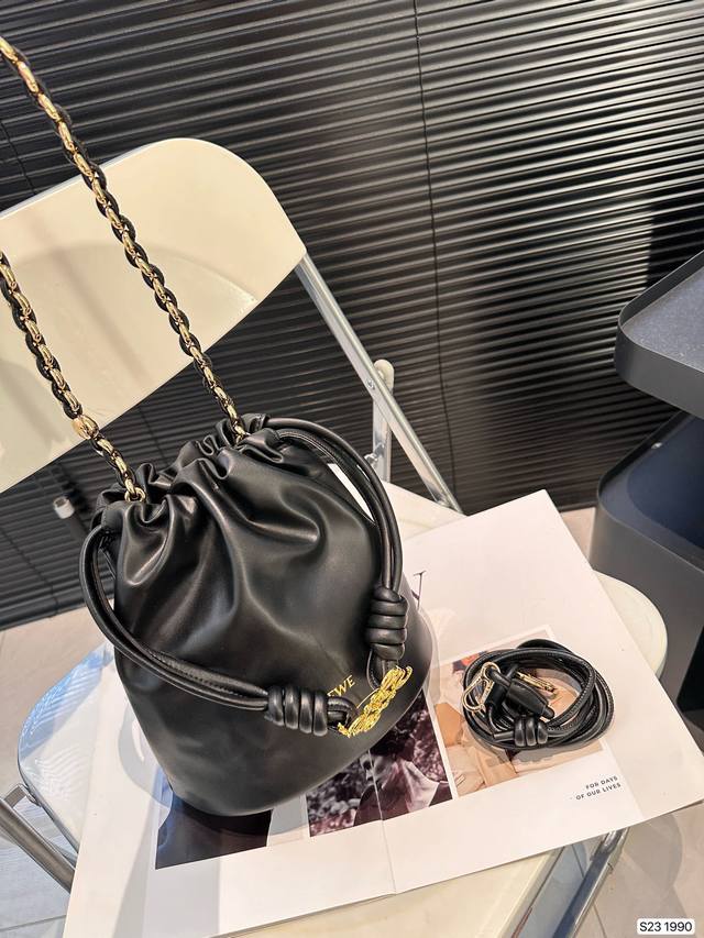 Loewe Loewe 罗意威 水桶包单肩包斜跨女包 Loewe家比较低调的一个款式水桶包 皮质超柔软自重又很轻 而且容量很大肩带能单肩斜挎 尺寸21 24 货