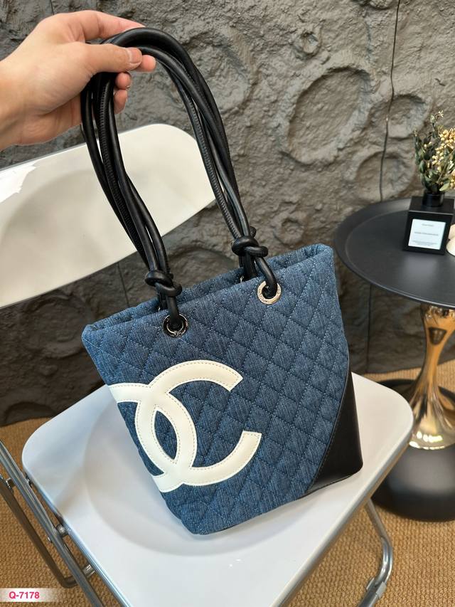 香奈儿chanel Vintage 中古牛仔菜篮子 康鹏包大号尺寸 容量超级好 平时出门必备的小东西都可以装！ 牛仔洗水超级耐看 尺寸 20.24Cm