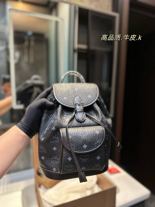 Mcm新品复古抽绳双肩包 集休闲复古为一体的抽绳设计 整体质感轻柔自重很轻 容量可以放下日常物品 包括折叠伞保温杯 双肩+抽绳我只能说是解放双手的百搭单品我是搭