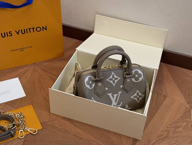 配折叠盒 Size：21.15Cm Lv Speedy20 新款大象灰枕头包 搜索 Lv 枕头包