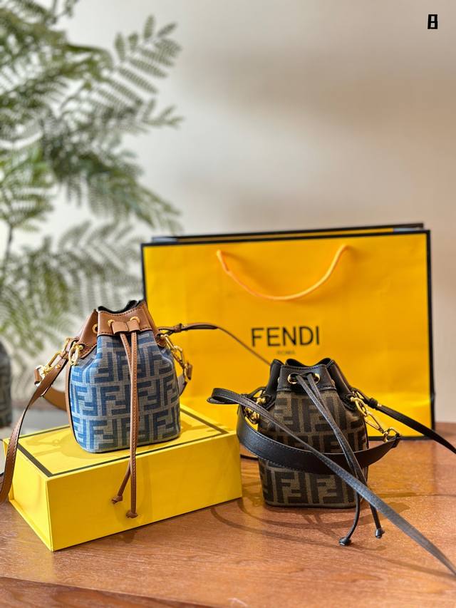 Fendi小号水桶手袋 Fendi Mon Tresor小号水桶手袋 2024年米兰时装周街拍中，潮人们背的最多的包包大概就是fendi芬迪的这款水桶包了。配有